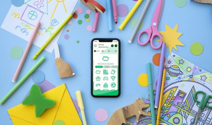 Telefon w którym jest przedstawiona aplikacja banku