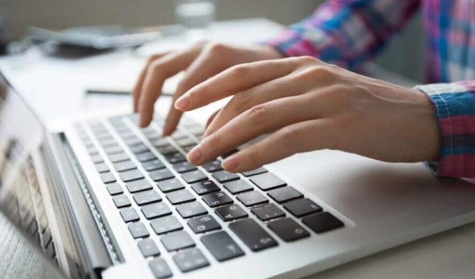 Kobieta pracująca na laptopie