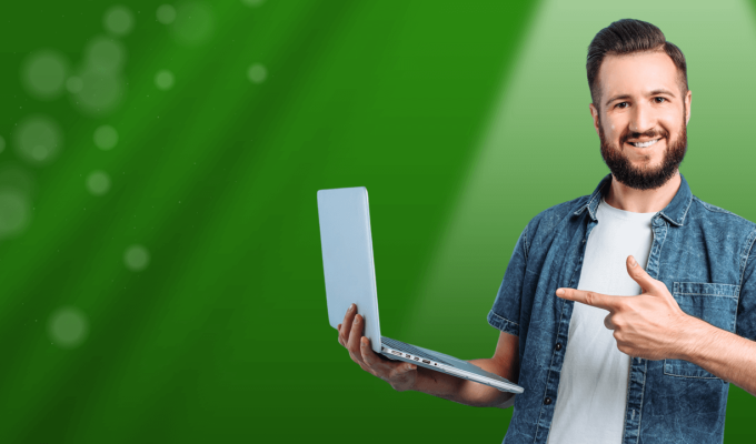 Obraz przedstawiający mężczyznę, który trzyma laptopa 